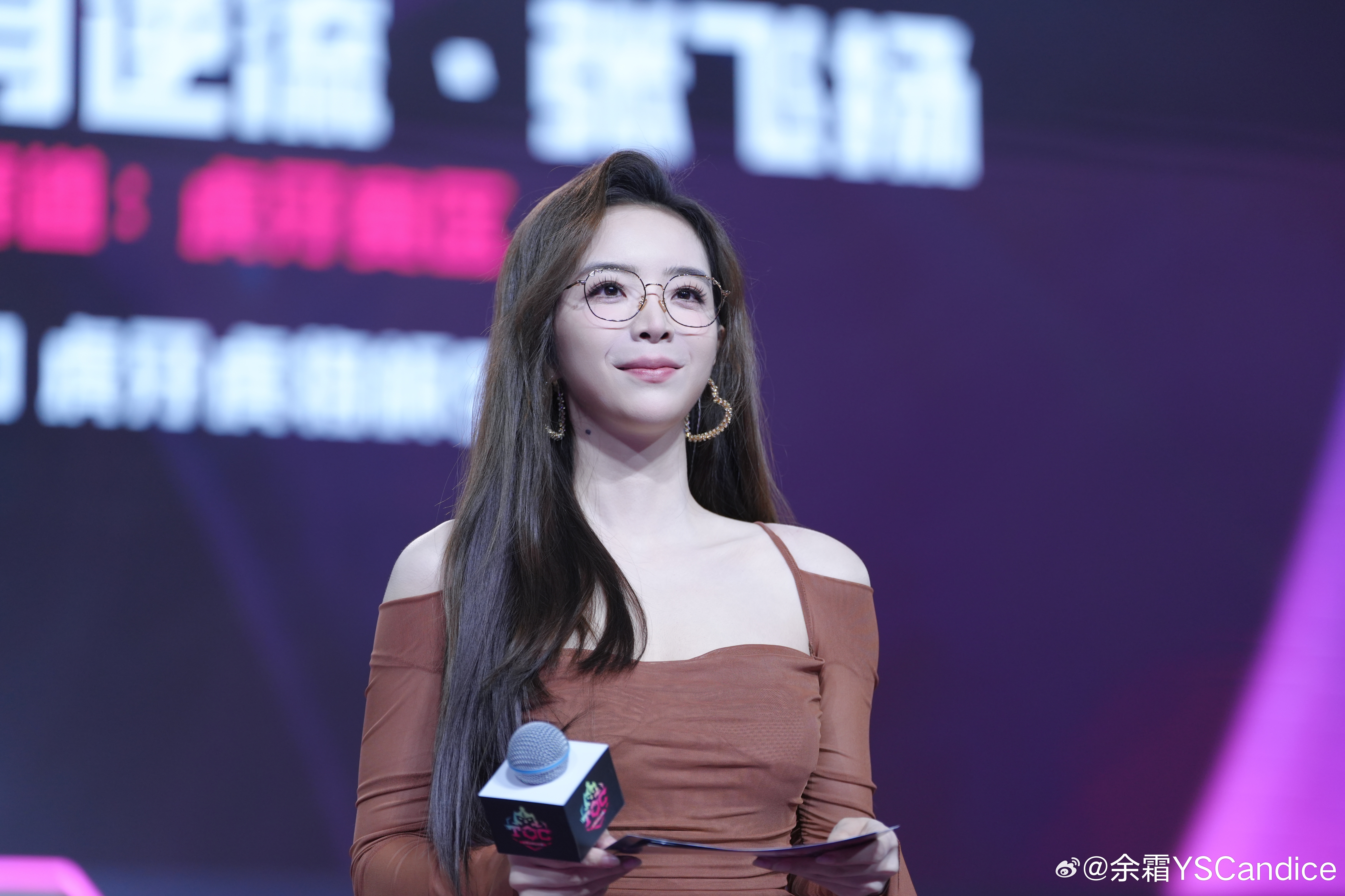 j9九游会老哥俱乐部交流羡慕管狗！余霜晒照：今天是黑长直配美拉德风！完全不一样呢！