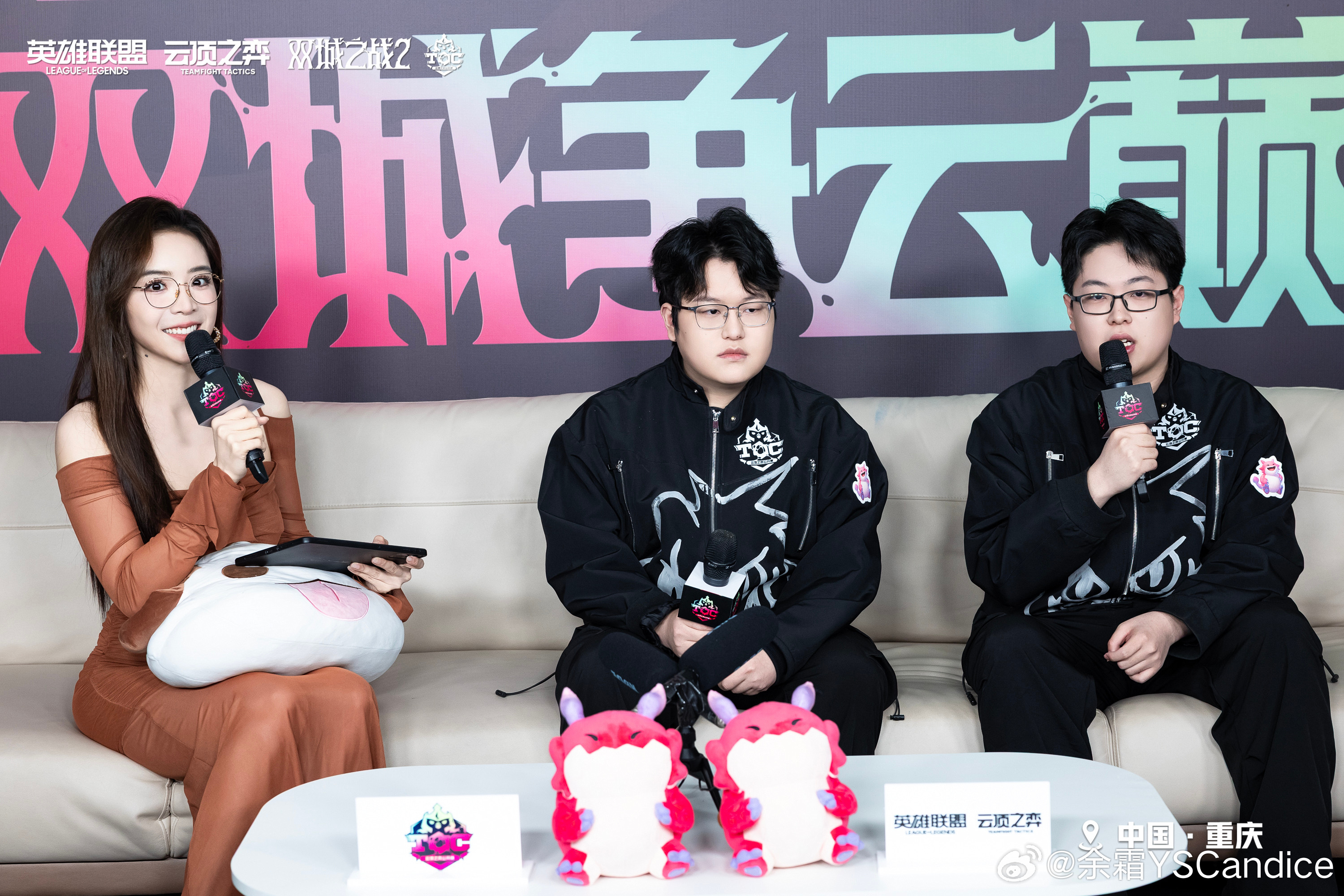 j9九游会老哥俱乐部交流羡慕管狗！余霜晒照：今天是黑长直配美拉德风！完全不一样呢！