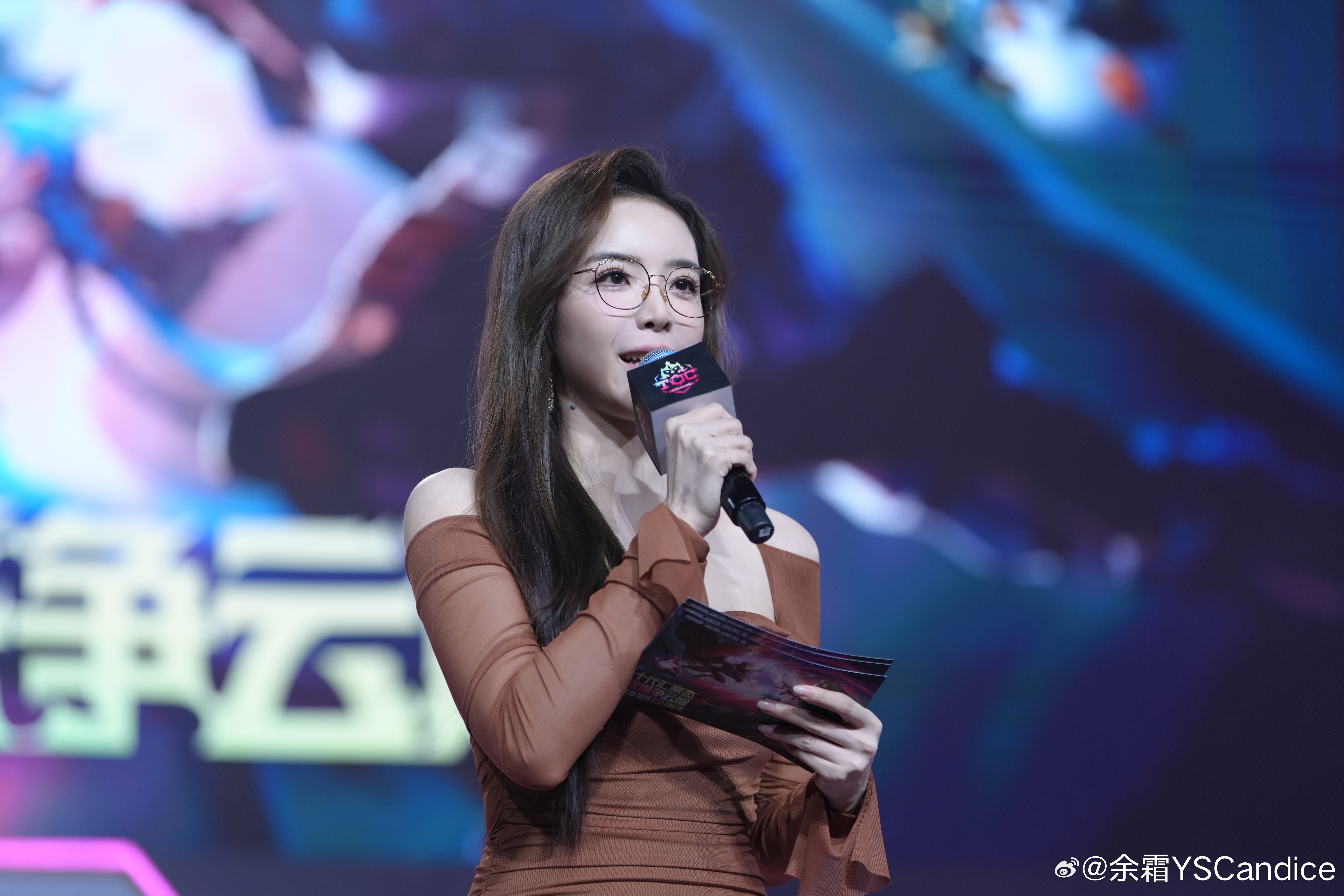 j9九游会老哥俱乐部交流羡慕管狗！余霜晒照：今天是黑长直配美拉德风！完全不一样呢！
