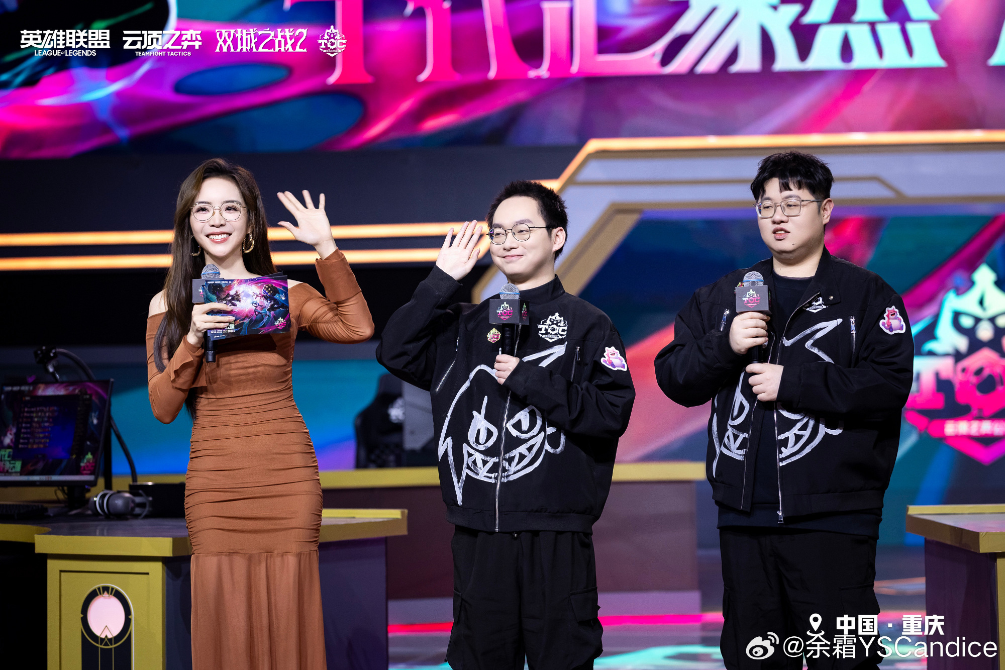 j9九游会老哥俱乐部交流羡慕管狗！余霜晒照：今天是黑长直配美拉德风！完全不一样呢！