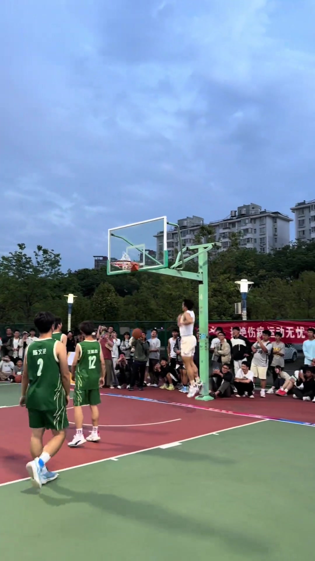 九游会j9官网真人游戏第一品牌野球场上滑翔暴扣！矣进宏晒视频：这氛围太棒 珍惜当下